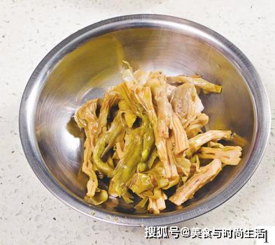 很普通的黄瓜和笋干,这样搭配做,却别有一番风味,关键还简单